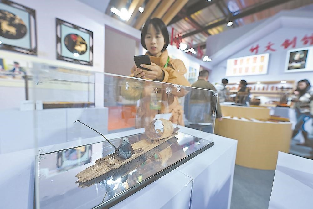 首屆中國（武夷山）竹業博覽會開館 嘉賓在參觀竹制產品.jpg